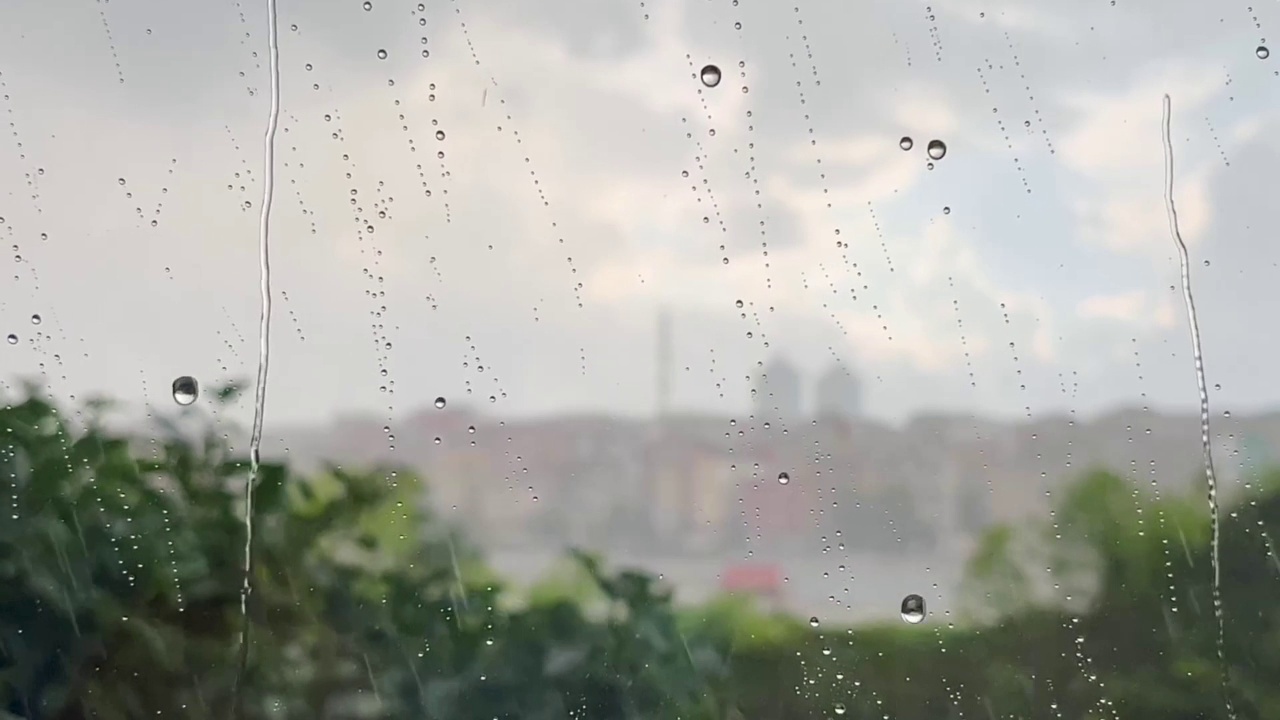 雨滴落在玻璃上视频素材