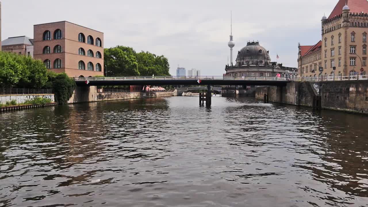 观点:在柏林的施普雷河旅行视频素材