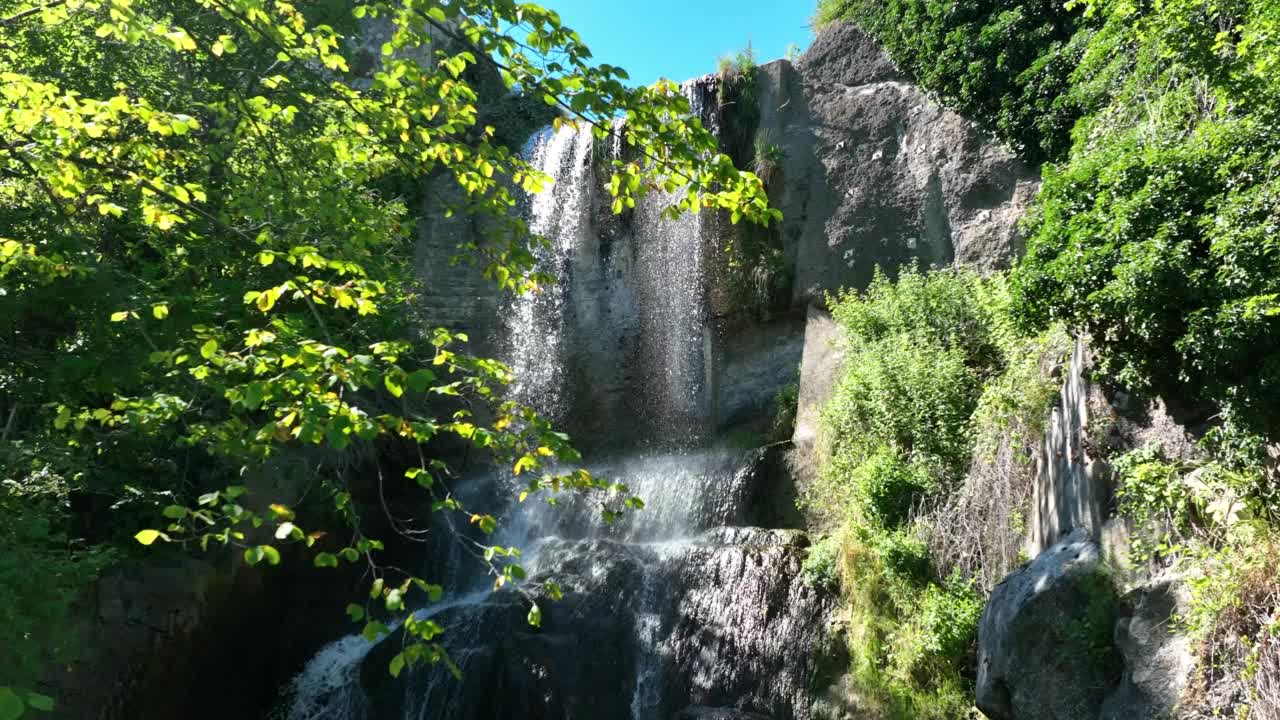 瀑布河景观鸟瞰图视频素材