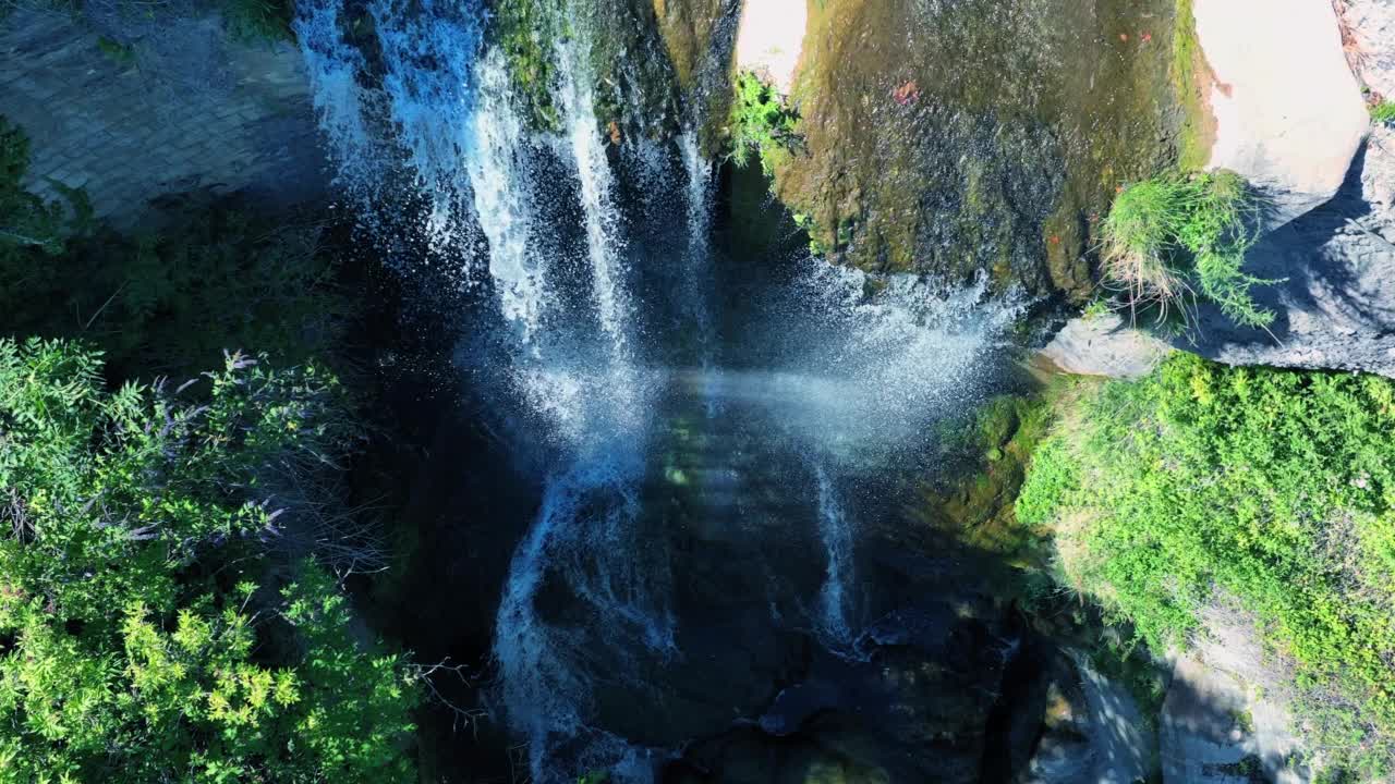 融化的山水在自然环境中缓缓流淌视频素材