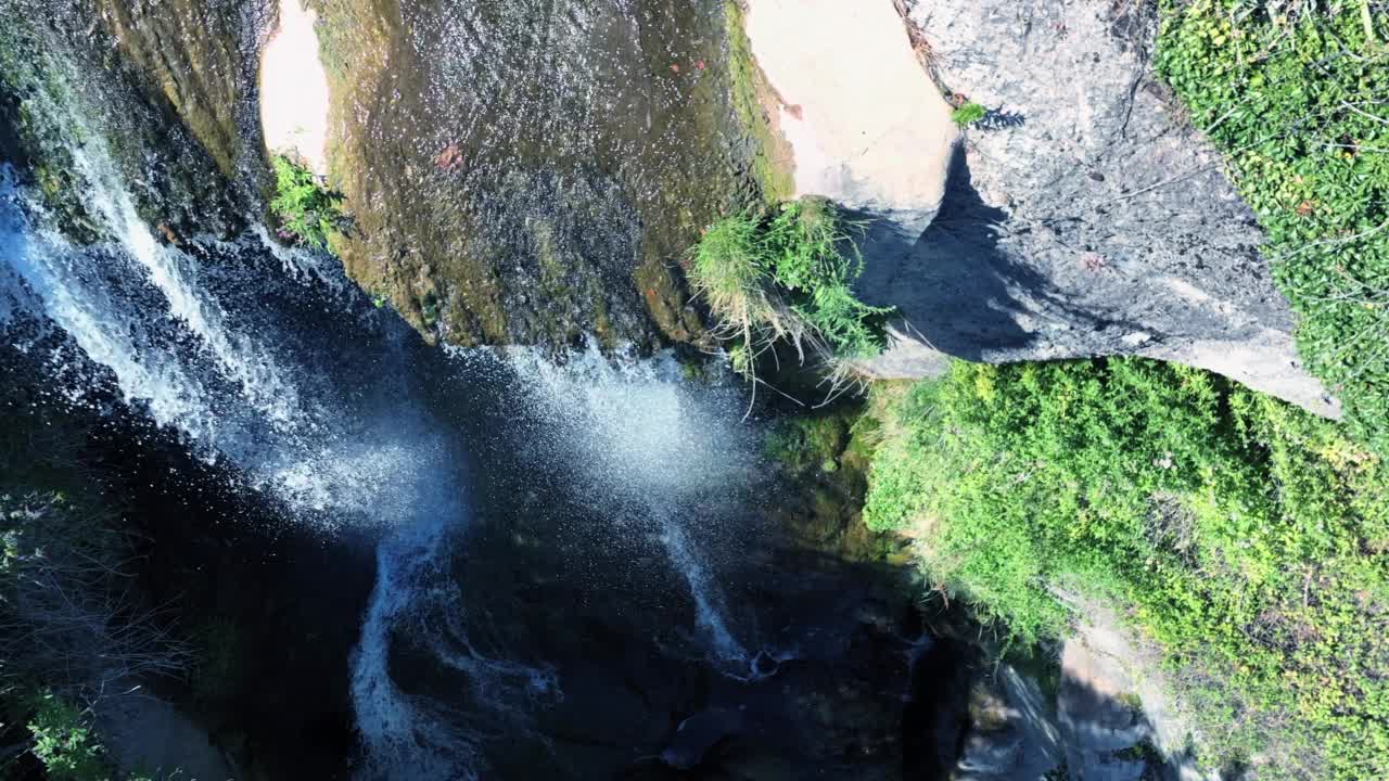 瀑布河景观鸟瞰图视频素材