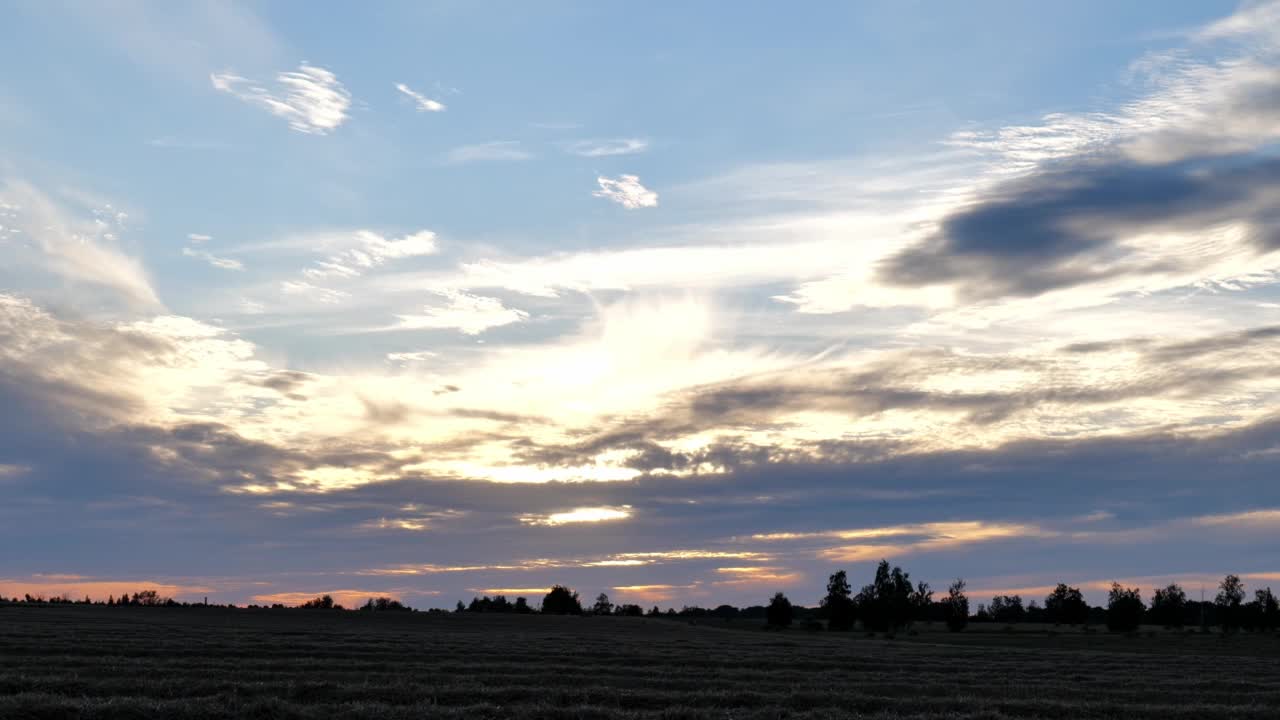 夕阳在森林和田野间流逝视频素材