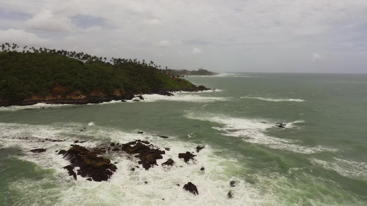 位于斯里兰卡岛上的海岸线和海洋。视频素材