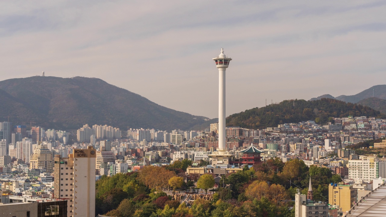 韩国釜山中区龙头山公园和釜山塔白天的市中心风景视频素材