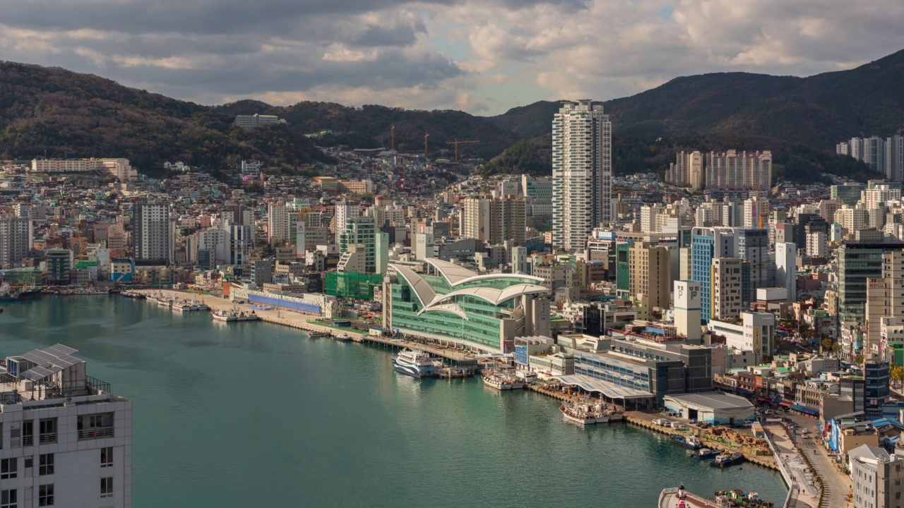 韩国釜山中区市中心和Jagalchi市场白天的风景视频素材