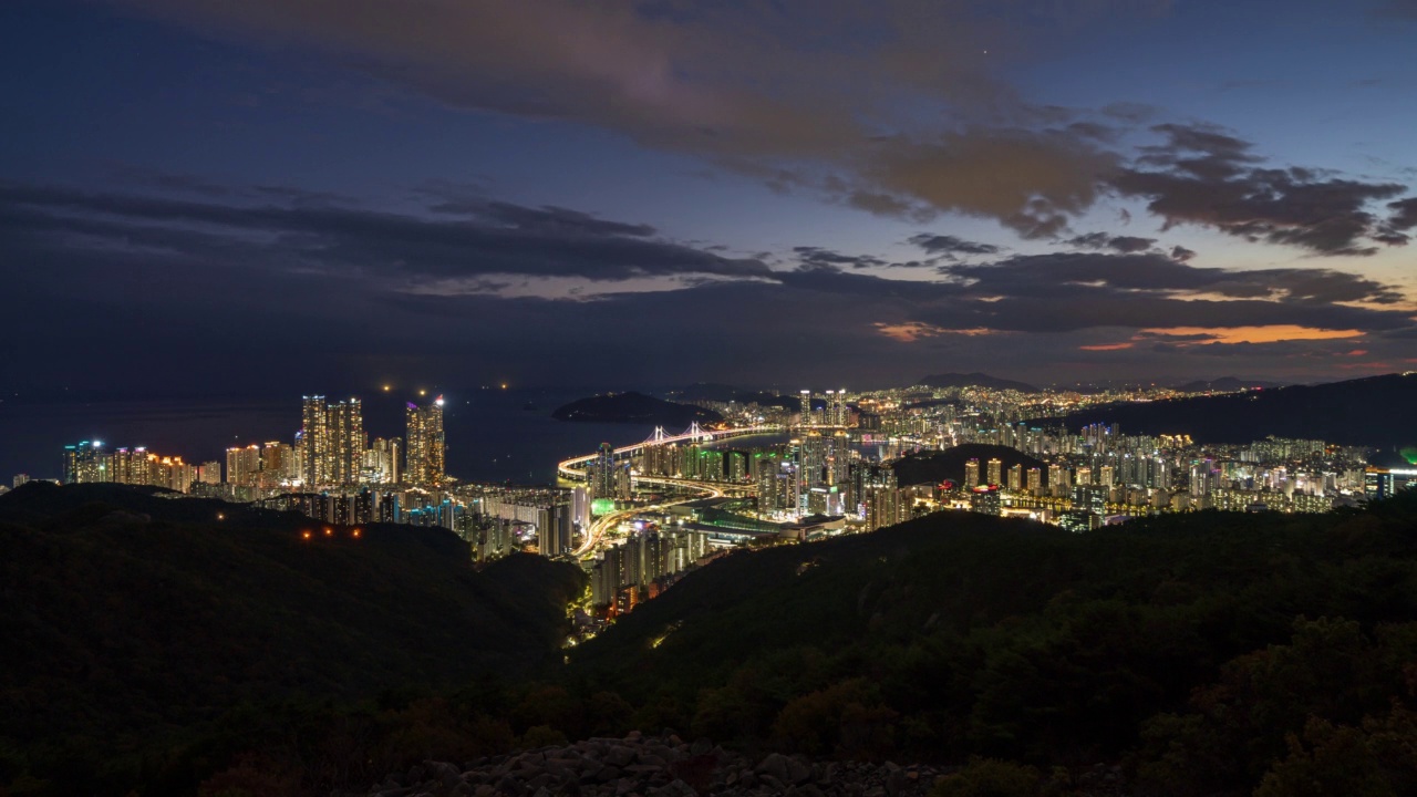 从长山/釜山海云台区和南区可以看到海洋城市、Centum城市、BEXCO(釜山会展中心)、广达桥等中心地区的白天到夜晚的景色视频素材