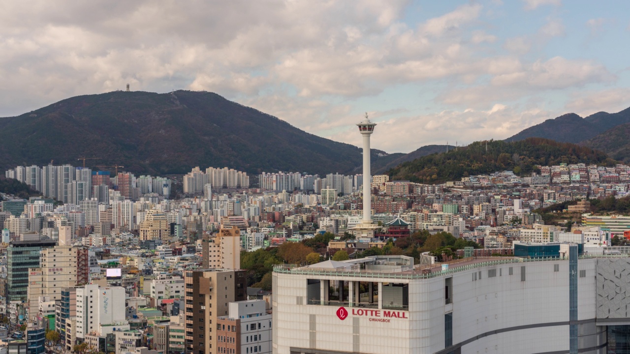 韩国釜山中区龙头山公园和釜山塔白天的市中心风景视频素材