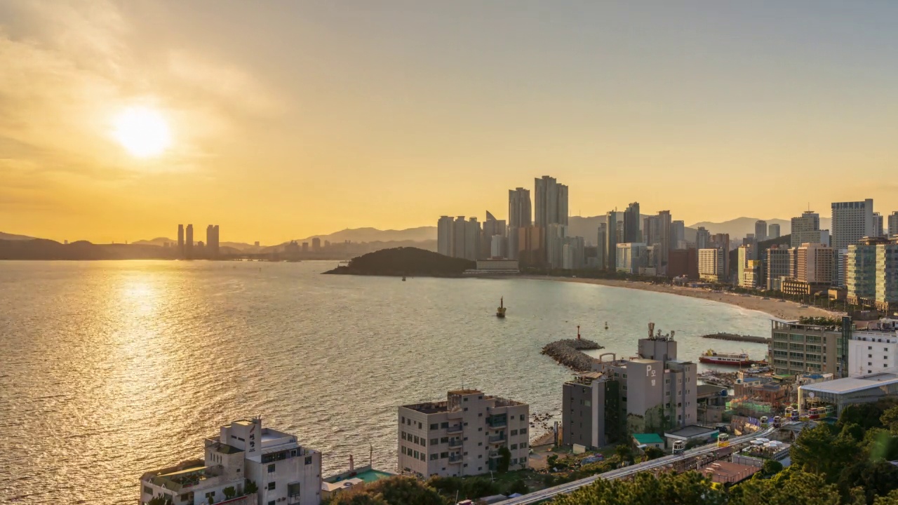 白天和夜晚-日落在海云台海滩，东白石岛和光大路桥周围的海洋城市/海云台区，釜山，韩国视频素材