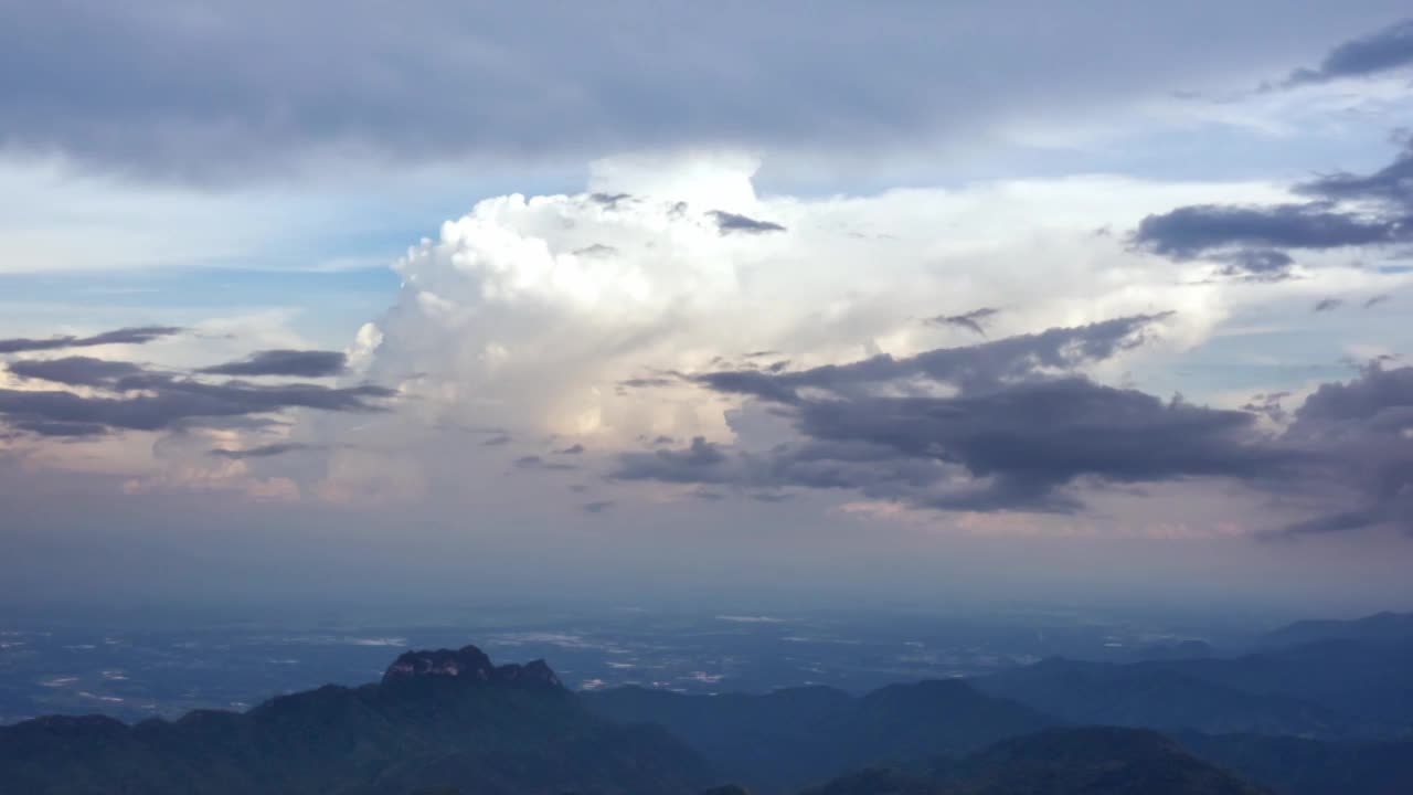 时光流逝4k视频，美丽的风景与雾和雾云在富塔比克，碧差汶，泰国视频素材