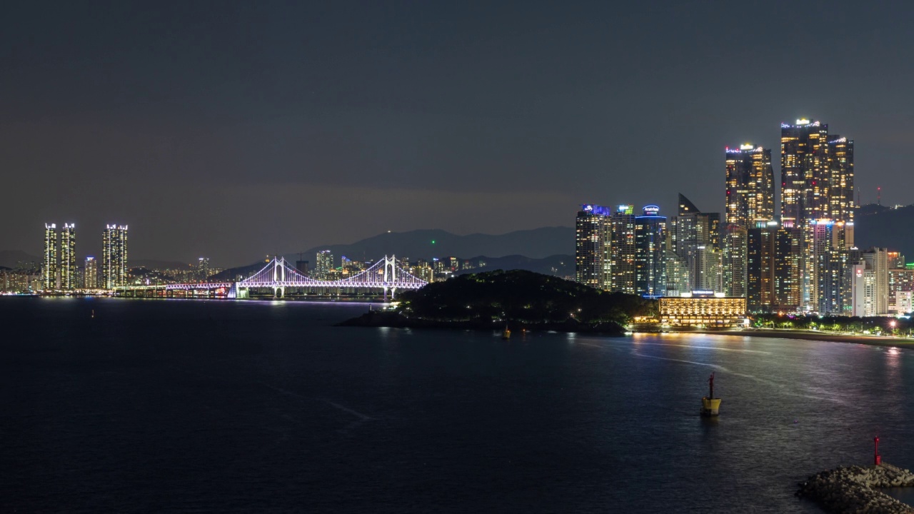 釜山海云台区附近的海云台海水浴场、东白石岛、光大路大桥等市中心地区的夜景视频素材