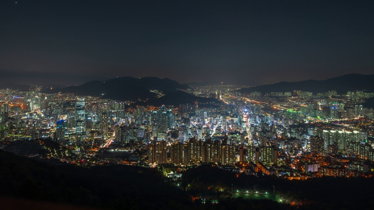 在韩国釜山南区黄岭山观光室，可以看到釜山国际金融中心周边的夜景视频素材