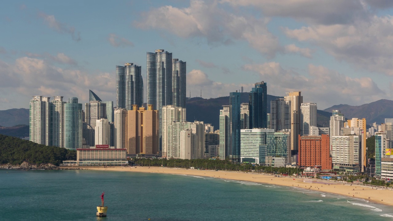 韩国釜山海云台区附近的海云台海滩白天的市中心风景视频素材