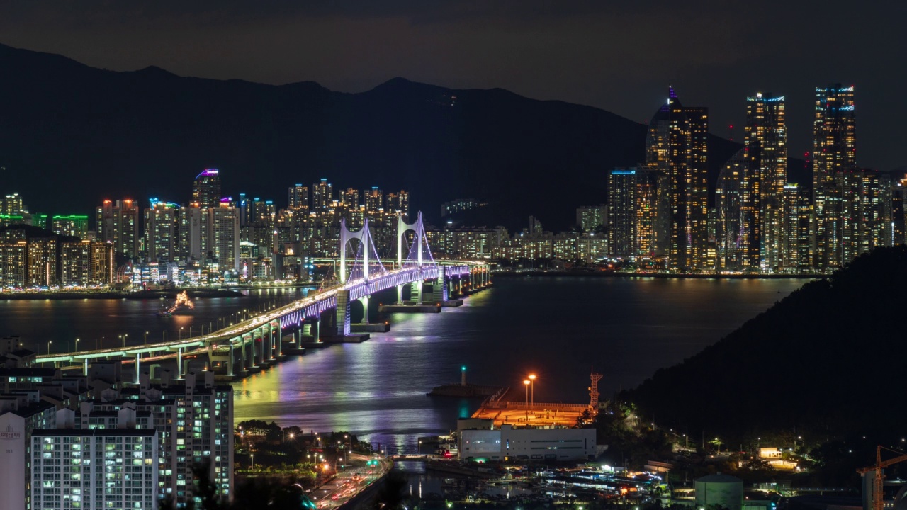 釜山南区、海云台区附近的市中心摩天大楼和光大路大桥的夜景视频素材