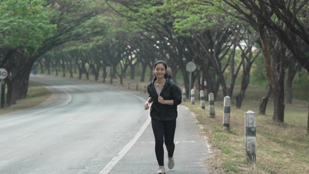 亚洲女性早上跑步和慢跑视频素材