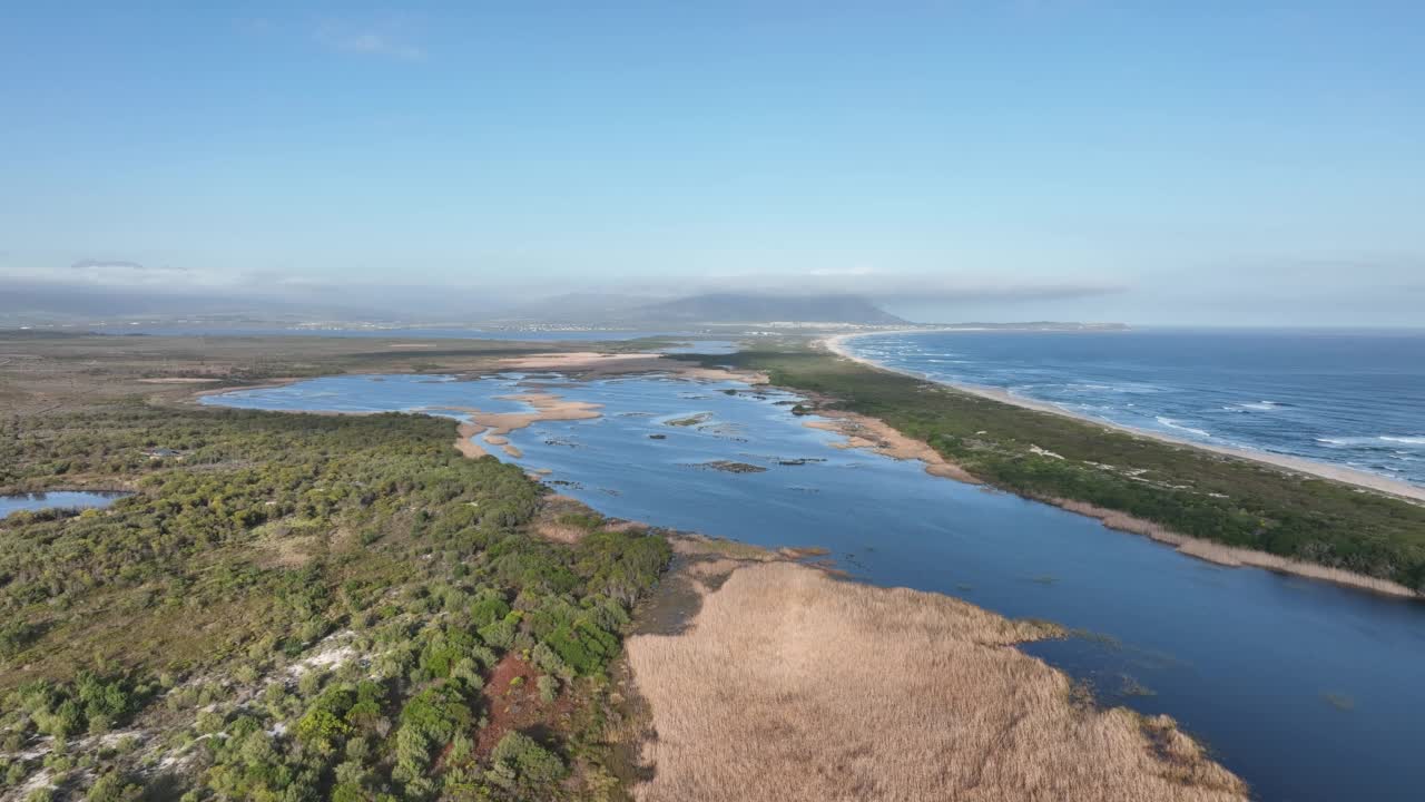 海岸附近的原始河口视频素材