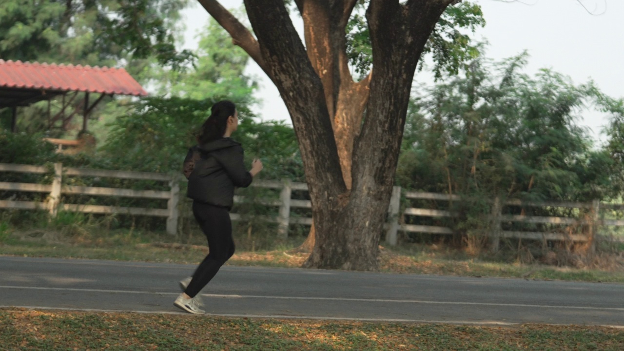 亚洲女性早上跑步和慢跑视频素材