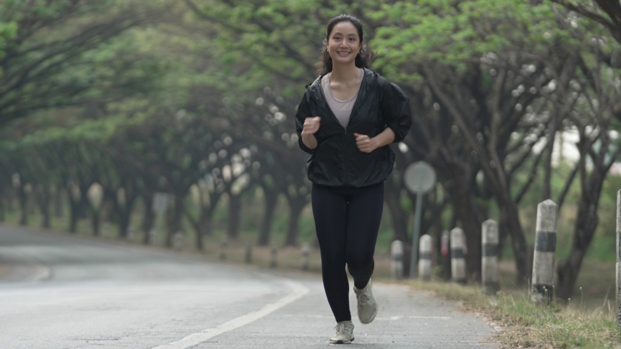 亚洲女性早上跑步和慢跑视频素材