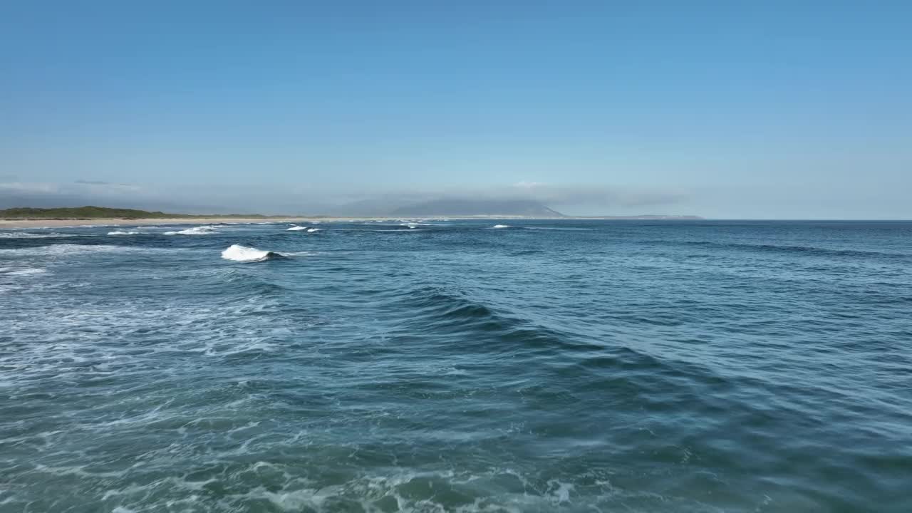 海滩附近平静的海水视频素材