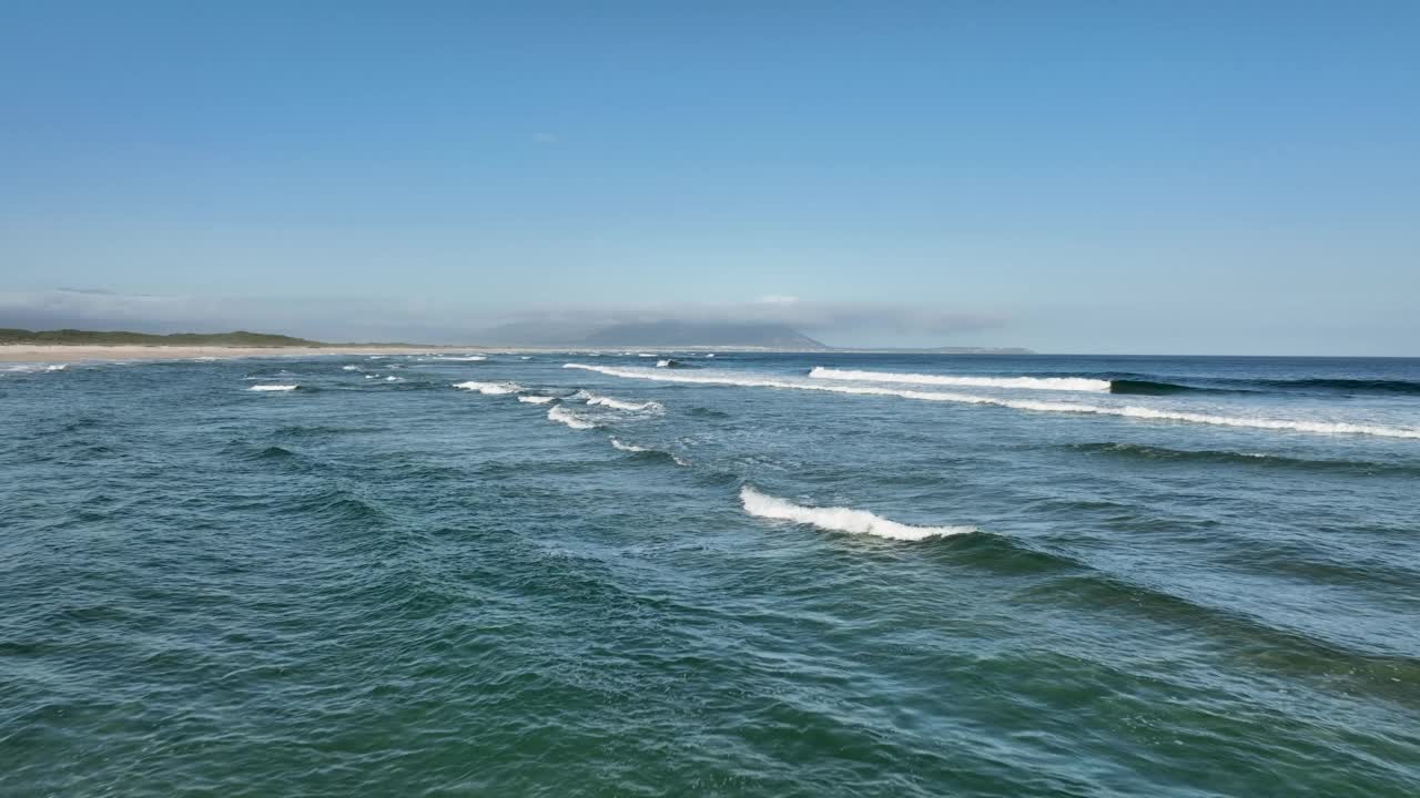 海滩附近平静的海水视频素材