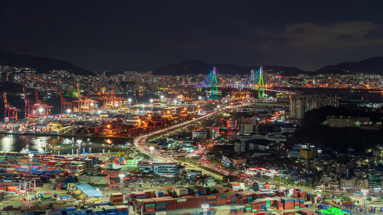 韩国釜山南区和中区，甘满码头和釜山杭大大桥的市中心夜景视频素材