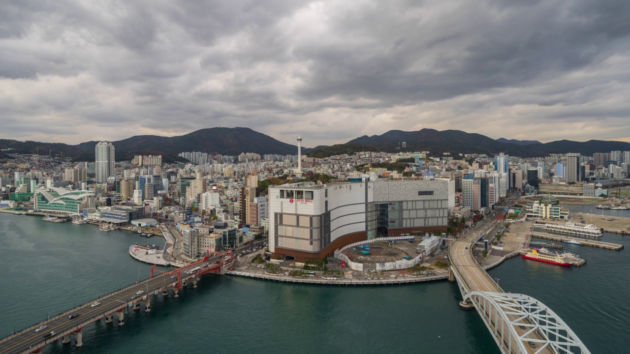 韩国釜山港/中区附近的龙头山公园、釜山塔、永道大桥、釜山大桥、佐加尔奇市场等白天市中心的风景视频素材