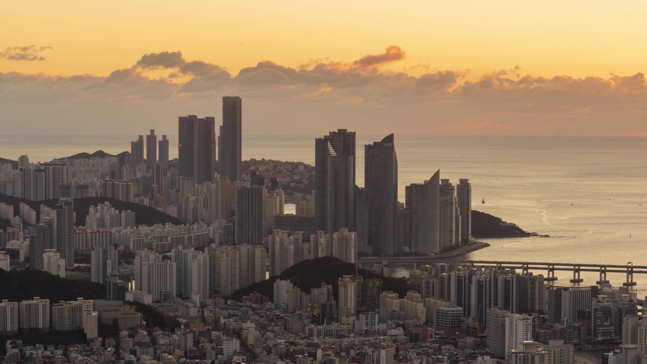 在韩国釜山海云台区的市中心，摩天大楼和公寓大楼上空，Sunries视频素材