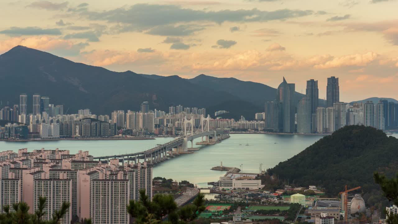 釜山南区、海云台区附近的市中心摩天大楼和光大路大桥的夜景视频素材