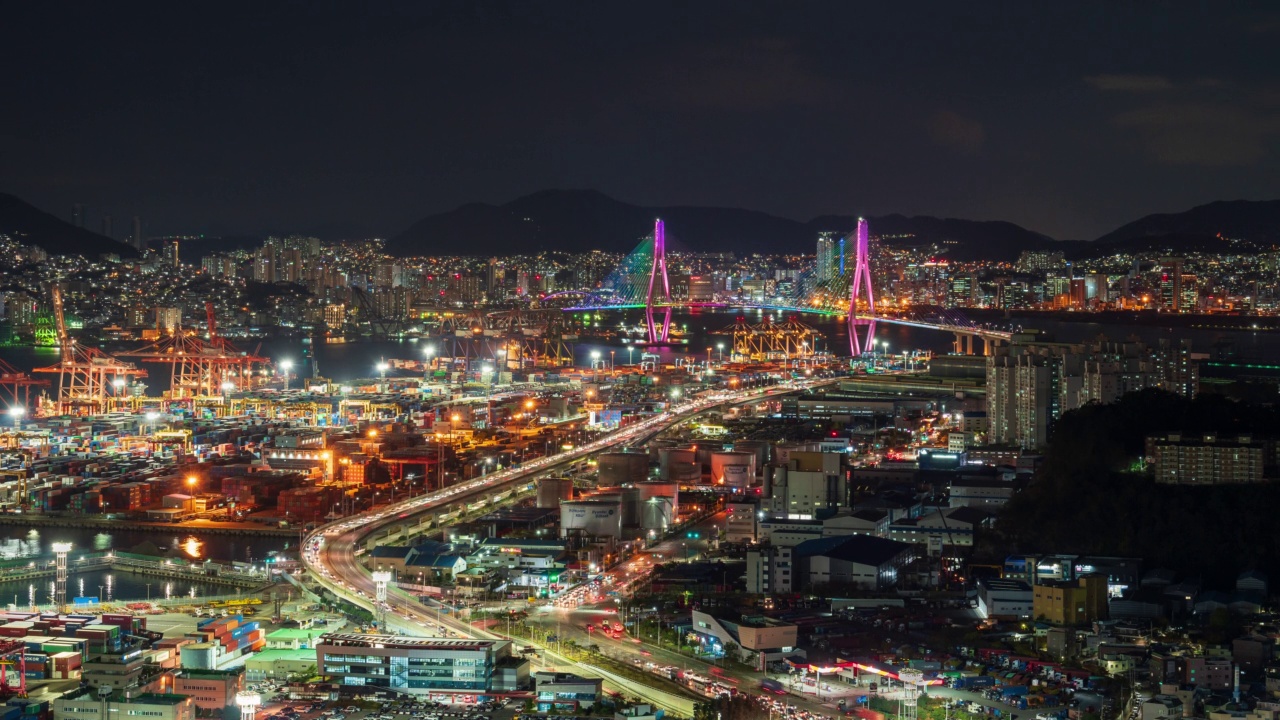 韩国釜山南区和中区，甘满码头和釜山杭大大桥的市中心夜景视频素材