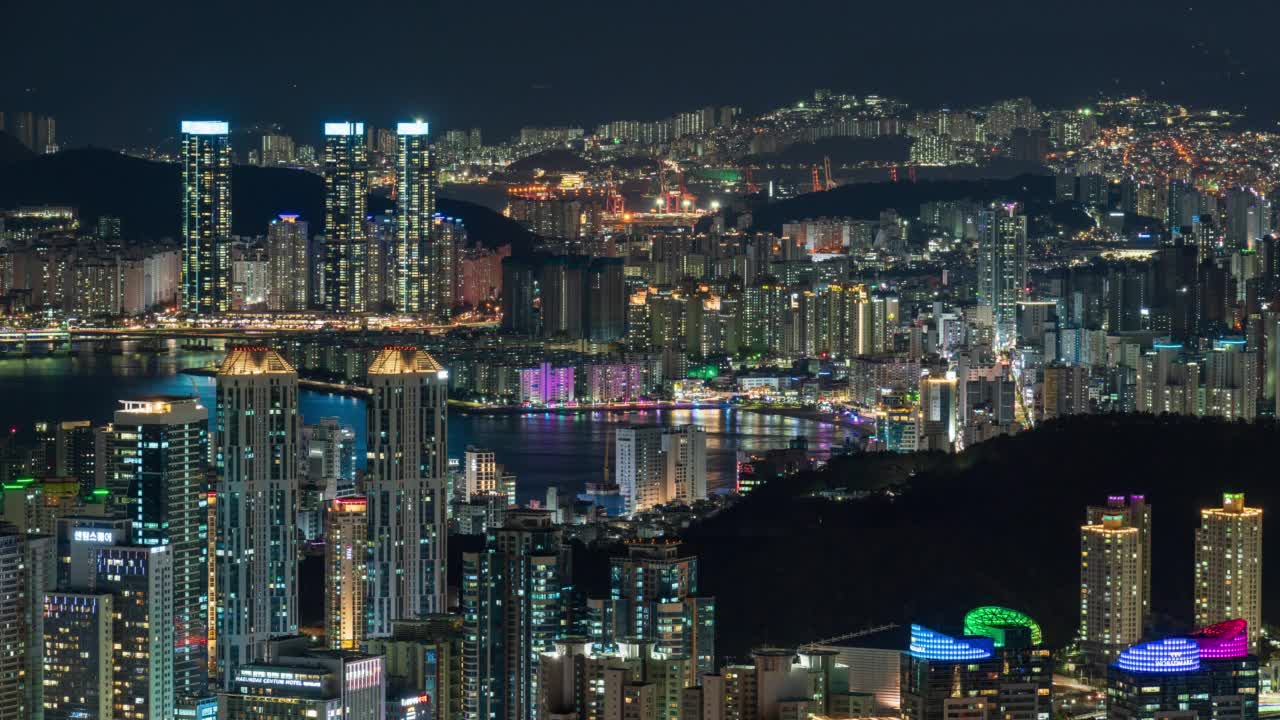 釜山海云台区、水英区、南区的Centum市中心和光里海水浴场的夜间风景视频素材