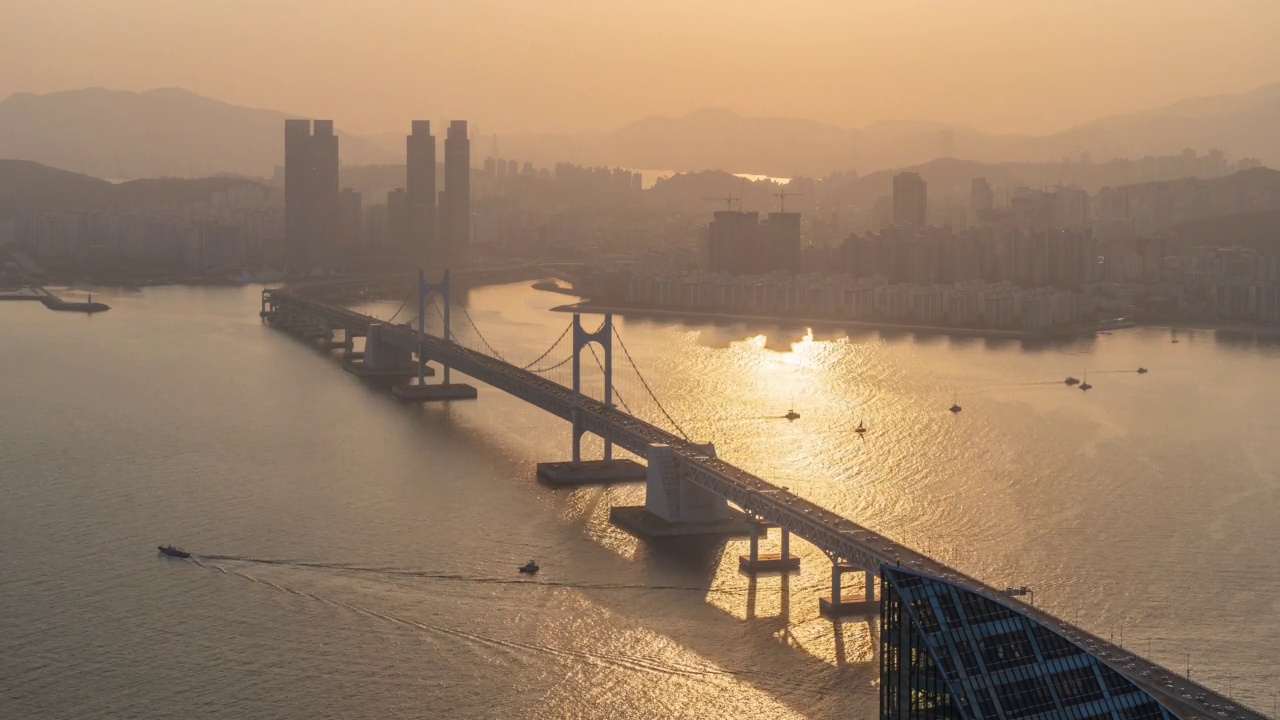 韩国釜山南区和水英区，市中心和广大大桥的日落视频素材