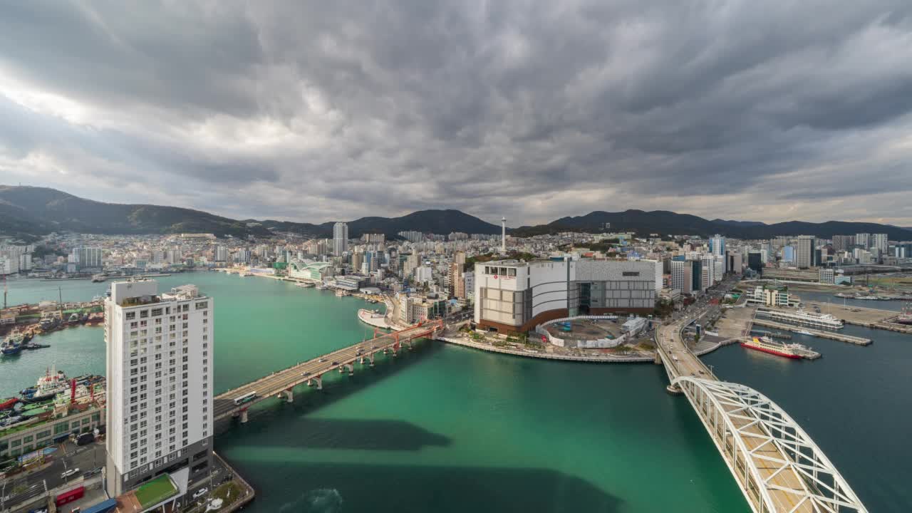 韩国釜山港/中区附近的龙头山公园、釜山塔、永道大桥、釜山大桥、佐加尔奇市场等白天市中心的风景视频素材