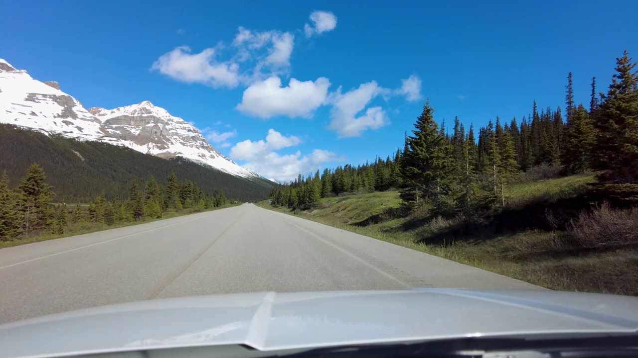 穿越加拿大落基山脉的公路旅行视频素材