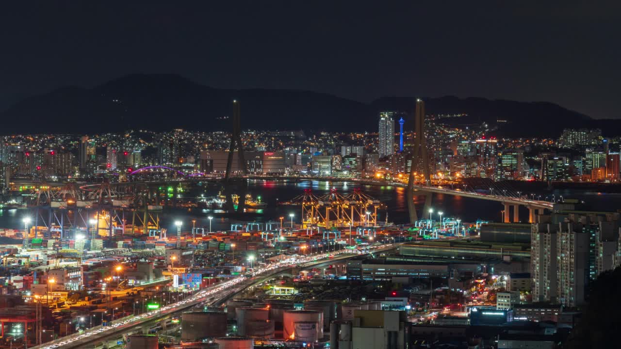 韩国釜山南区和中区，甘满码头和釜山杭大大桥的市中心夜景视频素材