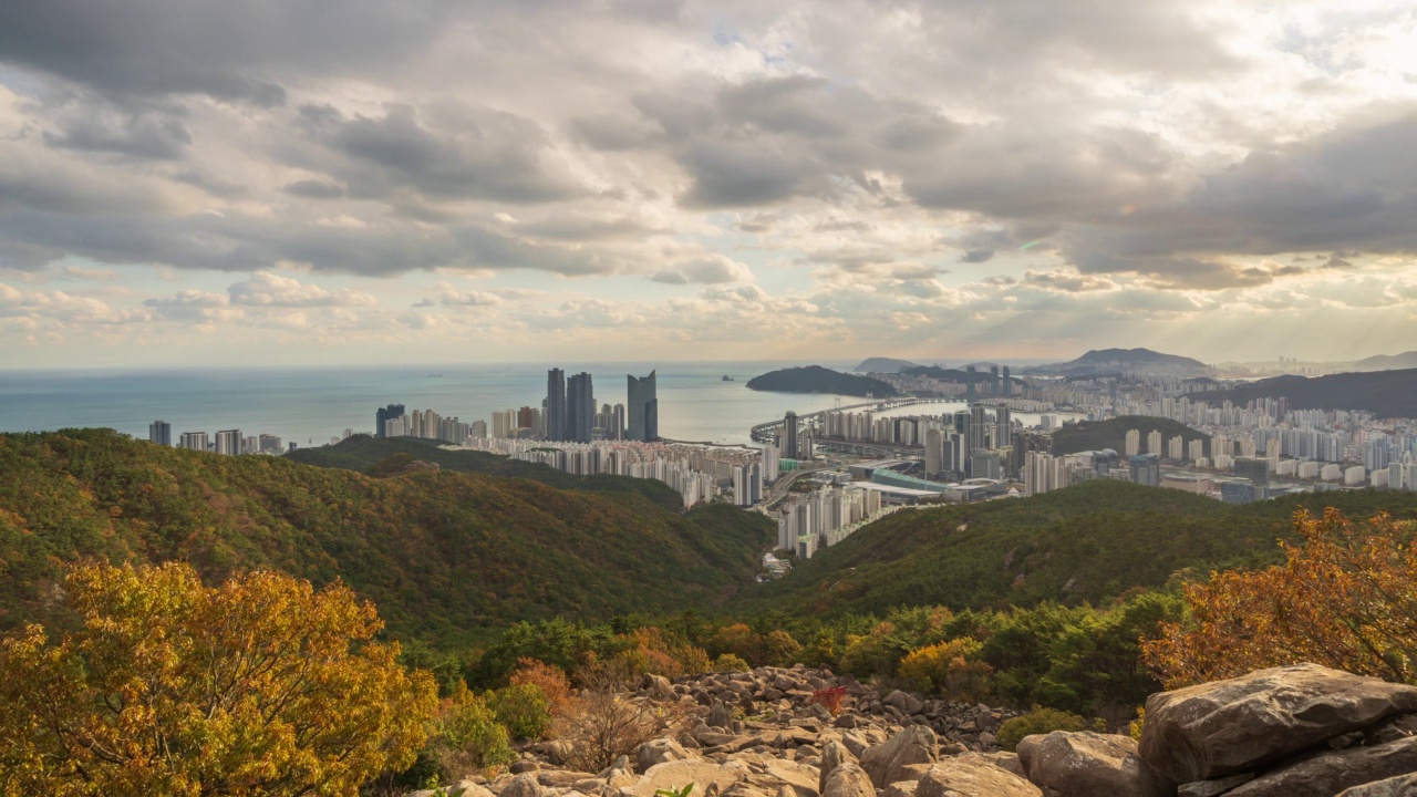 从长山/釜山海云台区和南区可以看到海洋城市、Centum城市、BEXCO(釜山会展中心)和光大路桥周围的市中心白天的风景视频素材