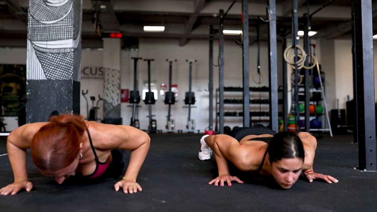 两个女人在健身房锻炼视频素材