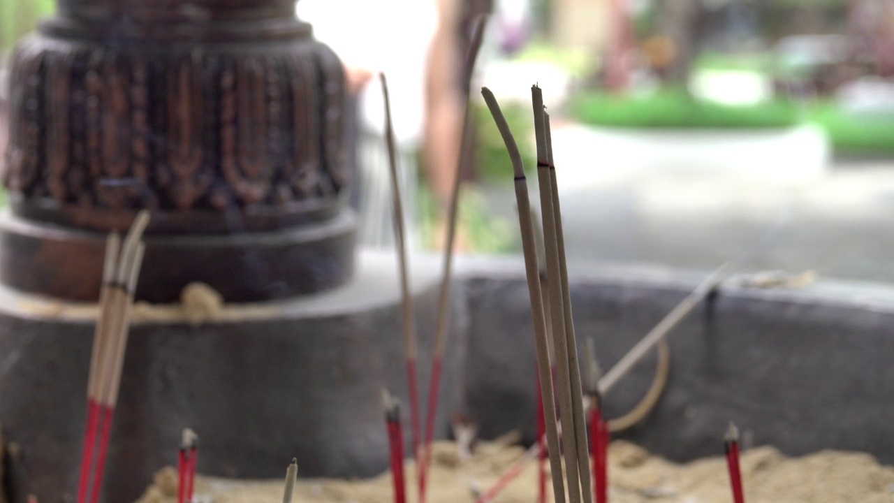 在中国的节日里烧香视频素材