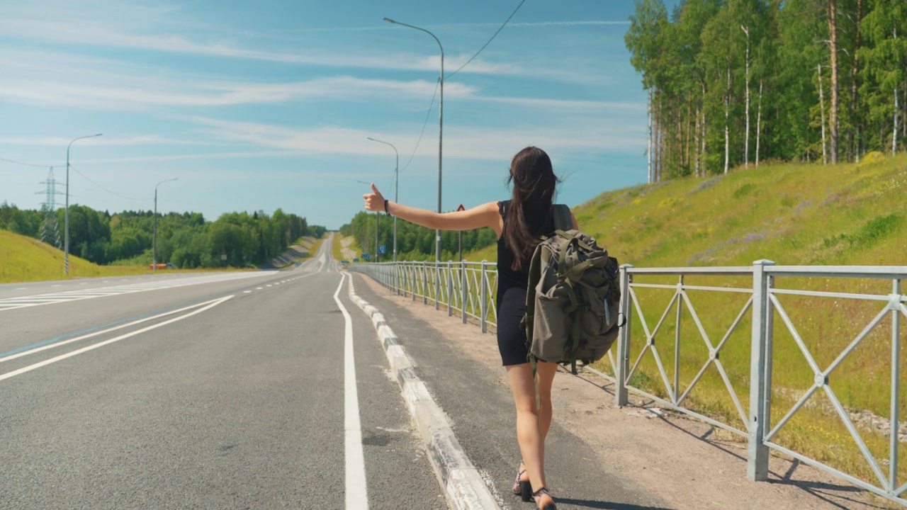 女孩旅行搭便车。视频素材