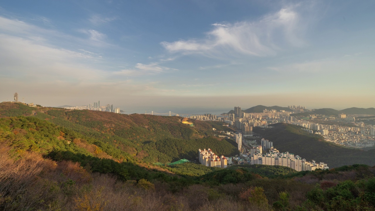 在韩国釜山，从黄陵山观景廊观看海洋城市和广达大桥周围的市区日间风景视频素材