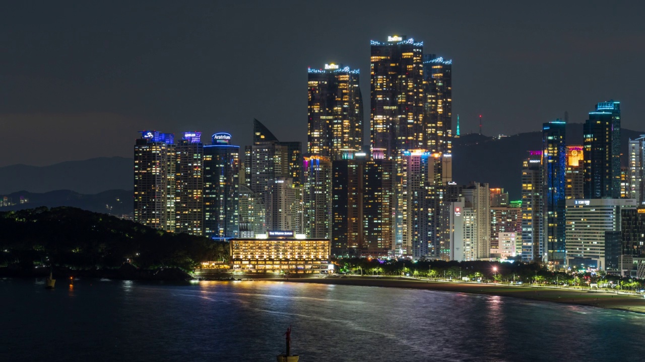 韩国釜山海云台区海云台海滨的市中心夜景视频素材