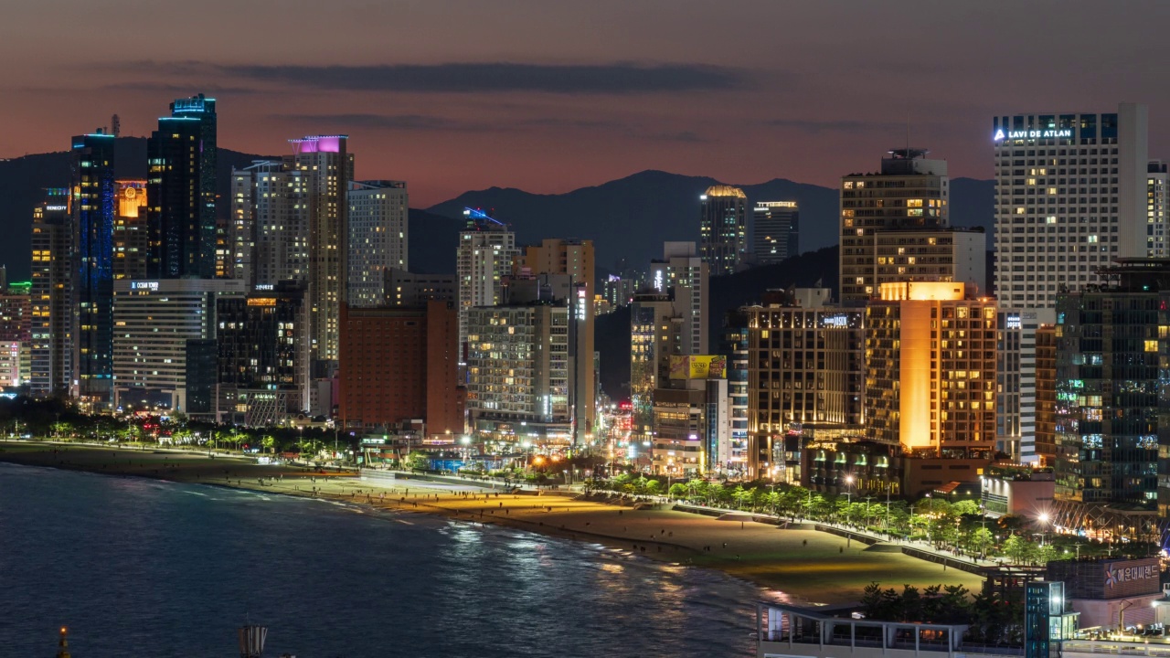 韩国釜山海云台区市中心和海云台海滩的夜景视频素材