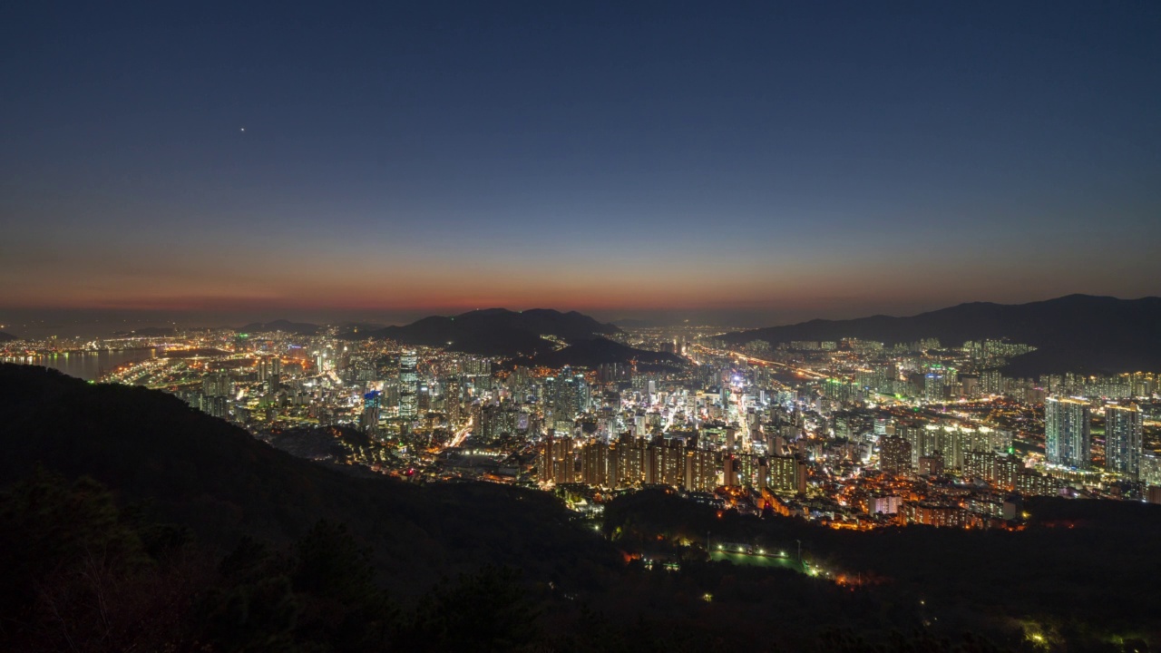 白天和黑夜-釜山国际金融中心附近的日落，从黄岭山观光酒廊/南区，釜山，韩国视频素材