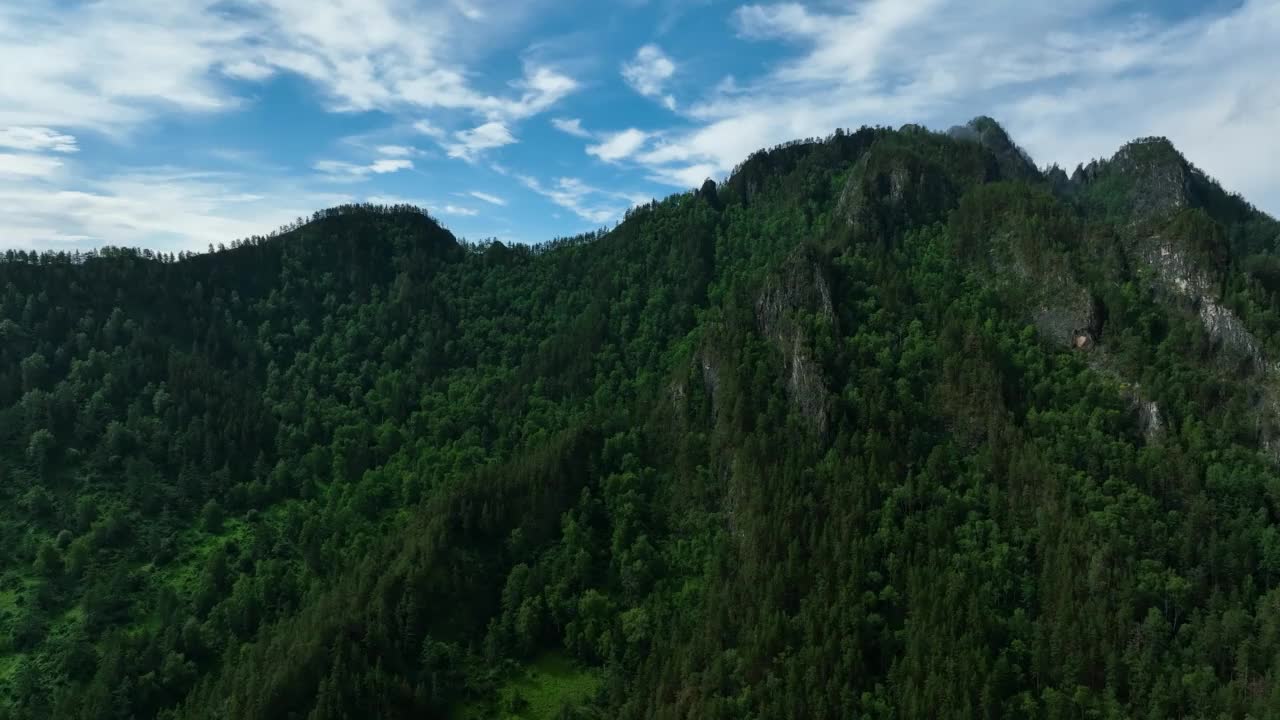 夏季山地景观。鸟瞰图视频素材