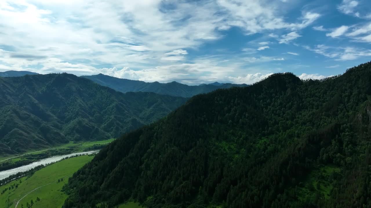 夏季山地景观。鸟瞰图视频素材