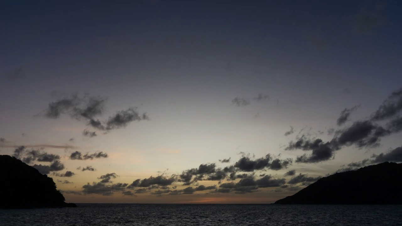 时光流逝4k，夕阳下有船来回奔跑。两边都是山和海浪。视频素材