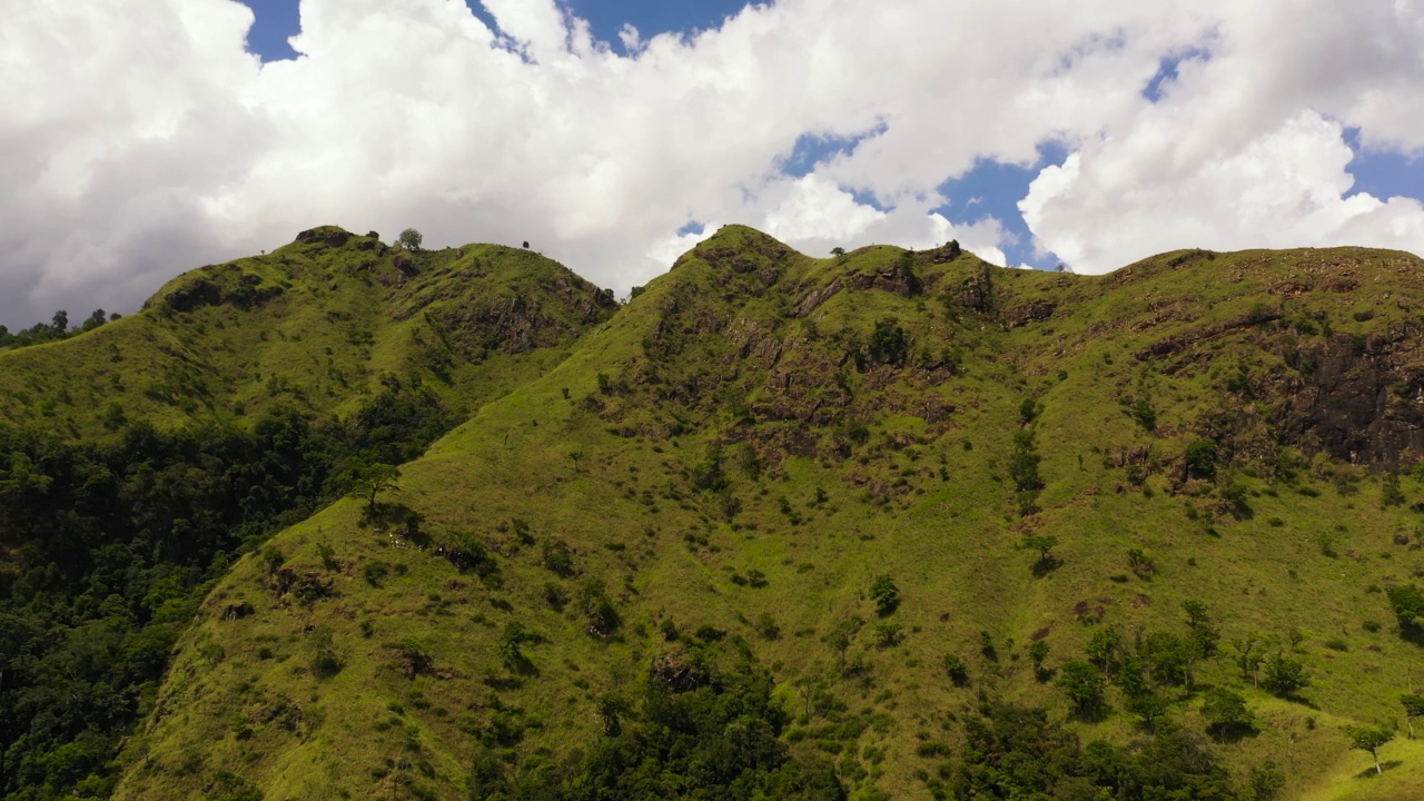 山峰山峰，蓝天白云。视频素材