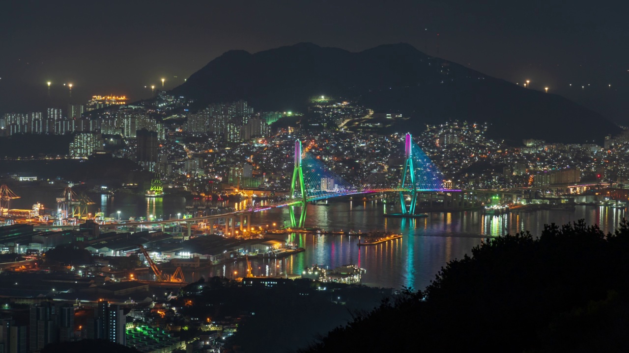 釜山杭大大桥附近的市中心夜景。韩国釜山视频素材