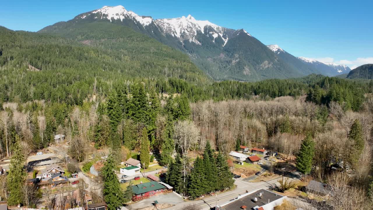 美国华盛顿冰川(Glacier Washington)山林自然景观中的小山村鸟瞰视频素材