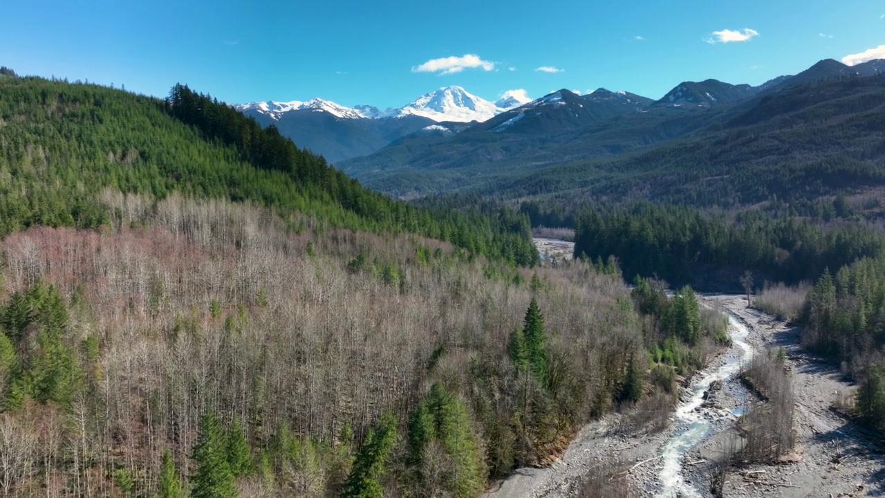 太平洋西北雪域贝克山森林诺萨克河山景航拍视频素材