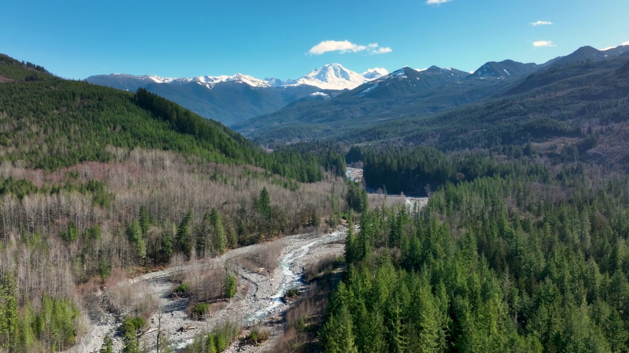 美国华盛顿州霍特科姆县贝克山诺克萨克河的全景鸟瞰图视频素材