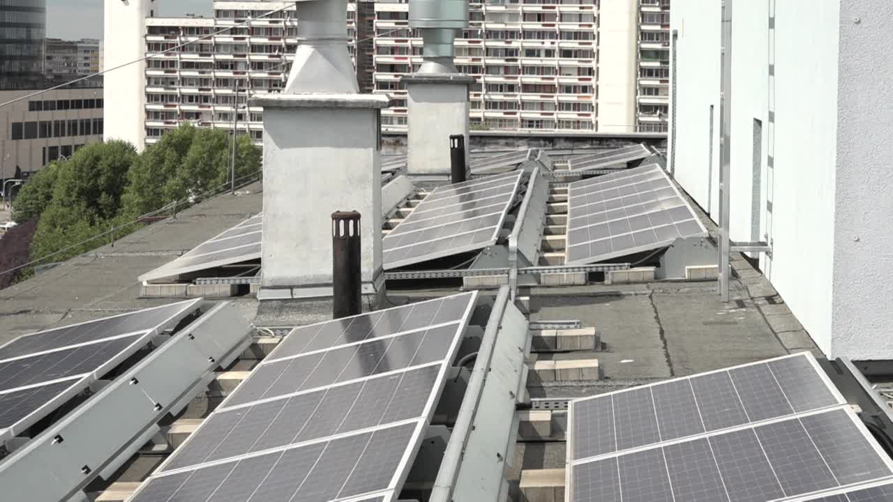 屋顶上的太阳能电池板视频素材